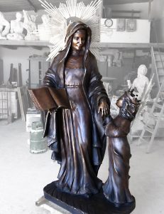escultura de bronce virgen
