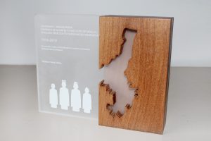 placa conmemorativa metacrilato y madera