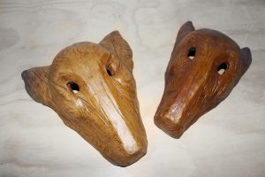 máscaras antiguas imitación madera