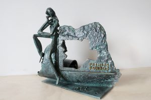 trofeo resina imitación metal
