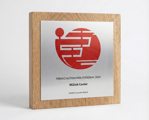 placa conmemorativa madera y metal