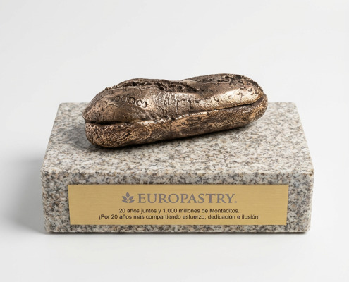 trofeo en bronce y piedra